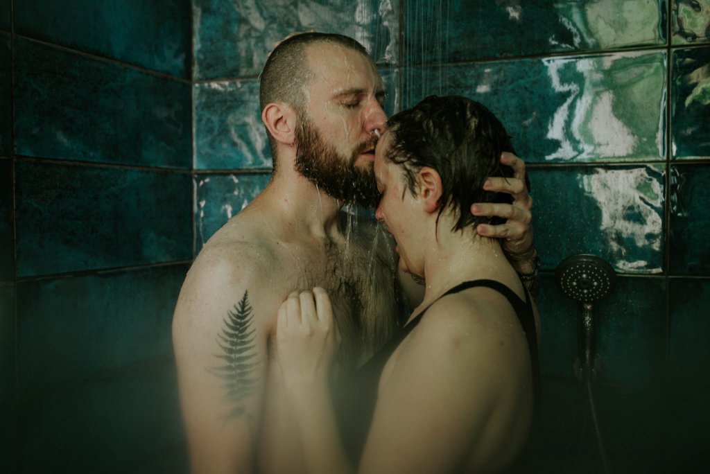 intymna sesja narzeczeńska pod prysznicem w warszawie 